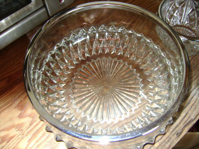 GLASS 8" BOWL AND 4" BOWL - SILVER TRIM in Kitchen & Dining Wares in Windsor Region - Image 4