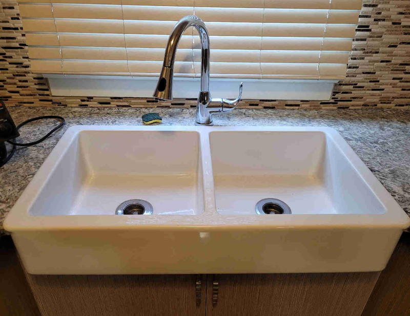 Farm house apron sink Plumbing, Sinks, Toilets & Showers Calgary