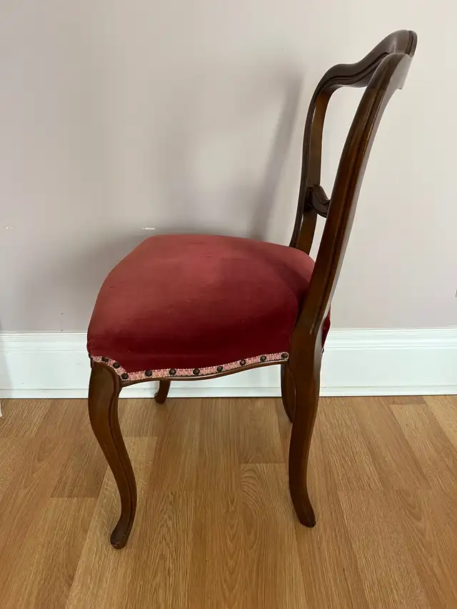 VINTAGE - BOGDON & GROSS FURNITURE CO. VICTORIAN STYLE BALLOON B in Chairs & Recliners in Belleville - Image 6