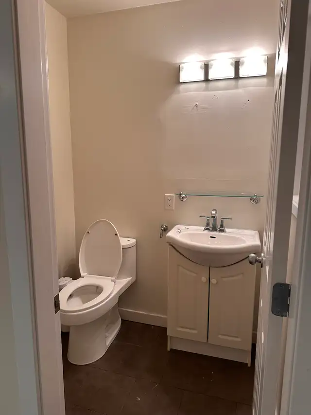 Three-Bedroom House for Rent – Prime Location in Long Term Rentals in Abbotsford - Image 7