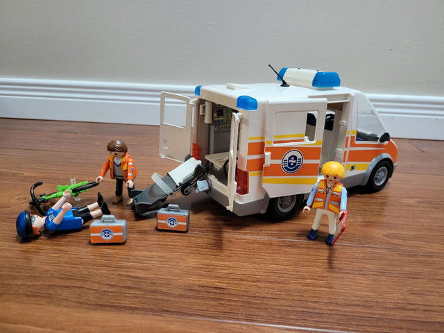 Playmobil City Action Ambulance avec secouristes # 5541 dans Jouets et jeux  à Ville de Québec