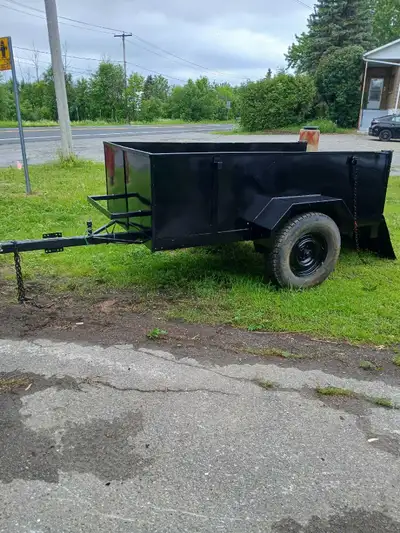 Trailler 4' × 8' Robustre roue de 15" prêt a fonctionné lumière et fillage neuf, boule de 2" fond ne...
