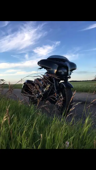 Street glide special. Stage 1, daymaker led headlight, passenger back rest. Aftermarket exhaust and...