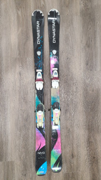 Woman alpine lightweight skis with bindings