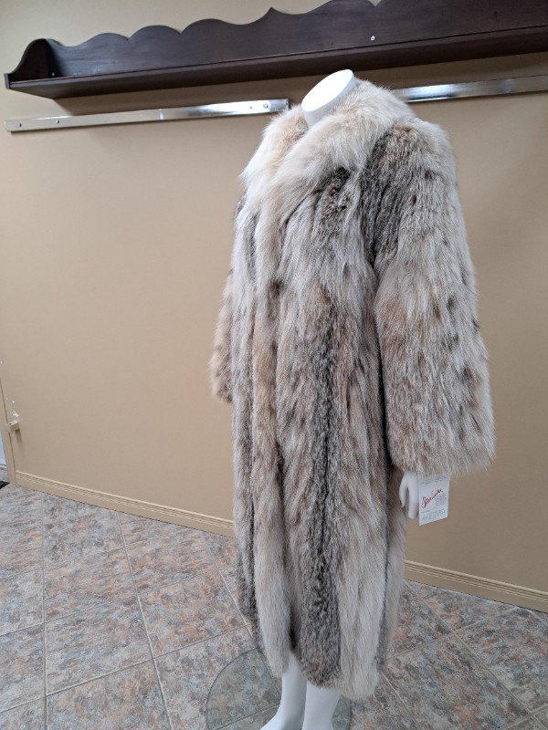 Manteau de fourrure(Lynx D'Alaska) dans Femmes - Hauts et vêtements d'extérieur  à Lévis - Image 2