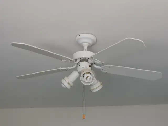 Ceiling Fan, 42 Inch, 5 Blade, With 3 Lights in Indoor Lighting & Fans in Mississauga / Peel Region - Image 2