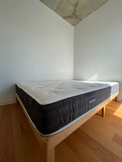 Matelas QueenSize marque Structube. URGENT, View more