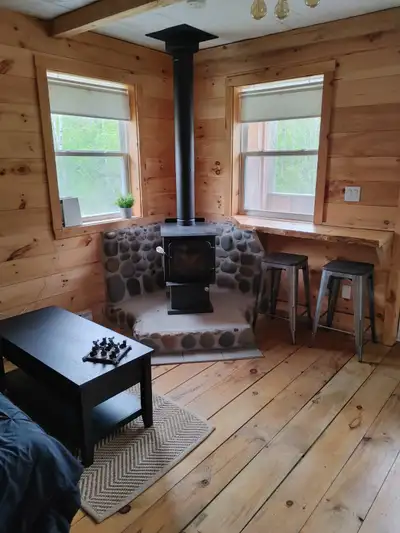 Looking for a single renter for our 1 bedroom cabin 1 bathroom, laundry available, parking available...
