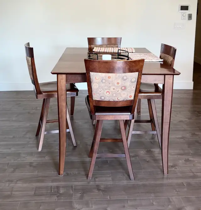 Counter height table & 4 swivel chairs in Dining Tables & Sets in Delta/Surrey/Langley - Image 2