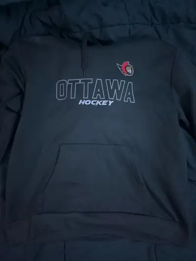 This is an XL Ottawa Senators hoodie, perfect for any fan looking to stay warm while supporting thei...