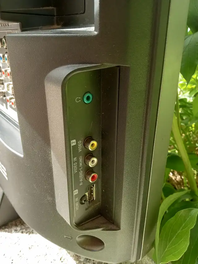 Télévision Sony Bravia XBR TV (avec manette/with remote) in TVs in City of Montréal - Image 9