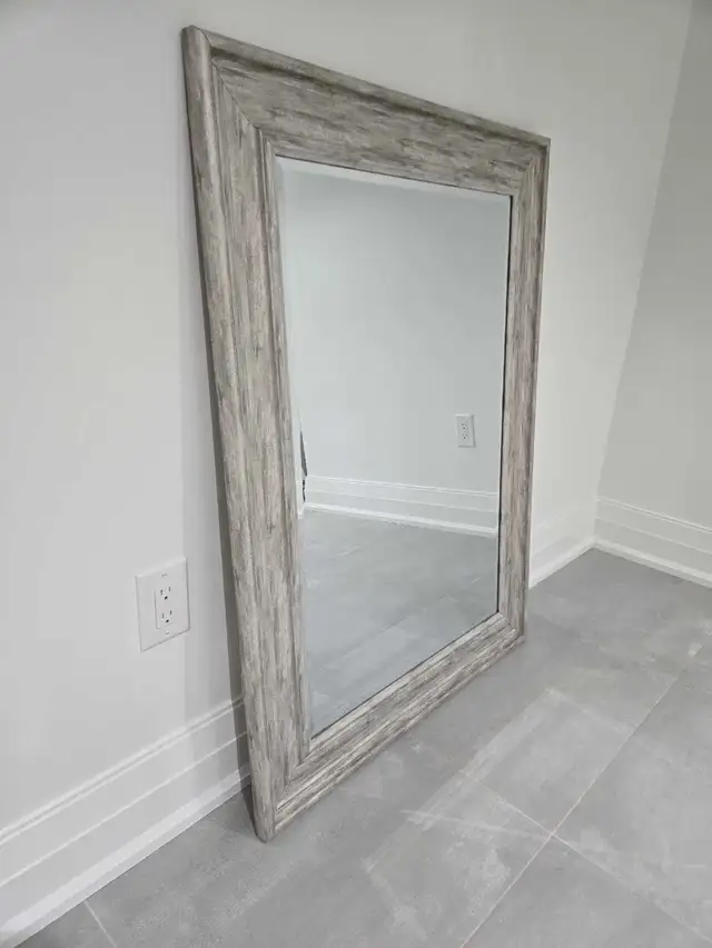 Wood Framed Mirror in Home Décor & Accents in City of Toronto - Image 2