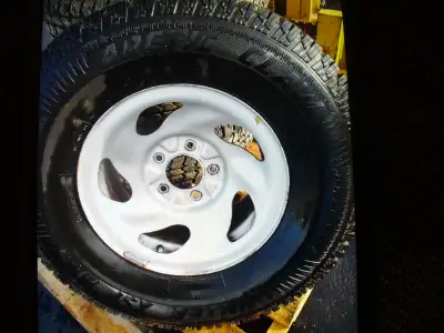 4 tres bon pneus avec jantes servi seulement 1 hiver marque artic claw xsimts était sur un ford f 15...