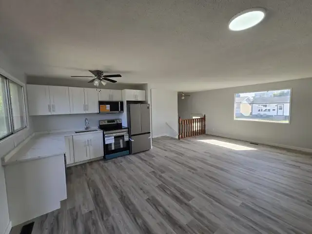  4 BEDROOMS • 2 BATHROOMS • FULLY RENOVATED BI-LEVEL HOUSE