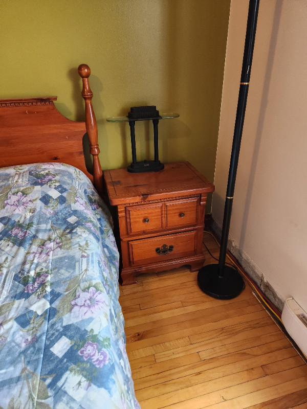 Set de chambre (54") en pin massif in Beds & Mattresses in Québec City - Image 2