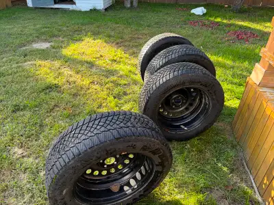 4 Pneus d’hiver 245/60R18 Motomaster Pneus neufs avec jantes inclusess neufs utilisés à peine une se...