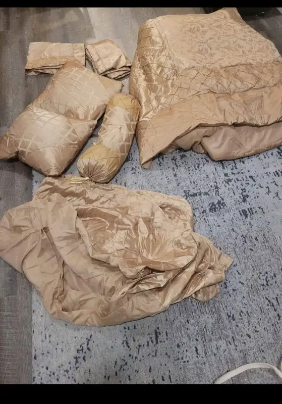 7 piece luxury comforter set - Queen in Bedding in Hamilton - Image 2