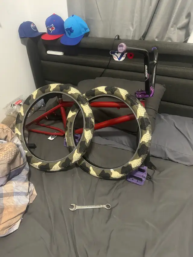 Frame Random frame With a few parts in Frames & Parts in London - Image 2