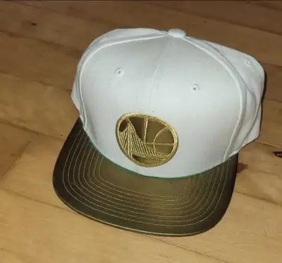 Show your team pride with this authentic Mitchell & Ness snapback cap featuring the Golden State War...