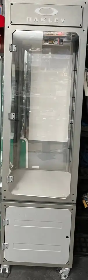 Si l’annonce est la c'est dispo••• Je ne répond pas au question si c’est dispo Vitrine Oakley, avec...