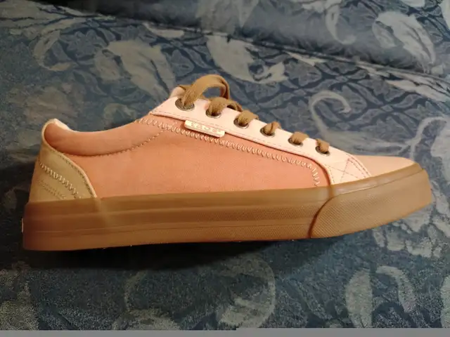 Taos Women's Shoes Size 9. in Women's - Shoes in Norfolk County - Image 8