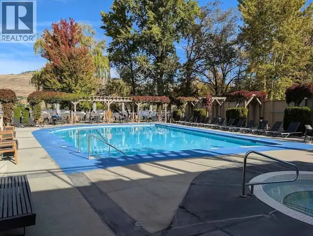 FULLY FURNISHED LAKESIDE 2 LEVELS TOWNHOUSE – $2350/MONTH