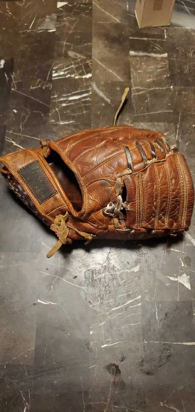 Vintage Leather Baseball Glove in Arts & Collectibles in Barrie - Image 7