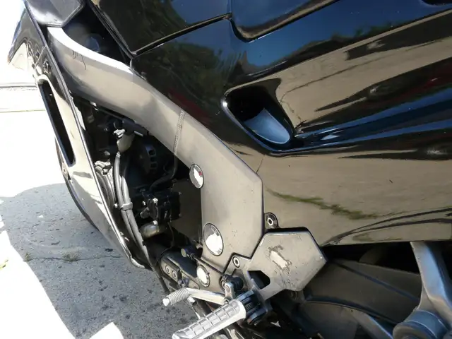 1990 Kawasaki ZX-11 Ninja in Sport Bikes in Edmonton - Image 8