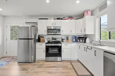 2 Bedroom, 1 Bath Suite Coldstream / Lavington area Bright, newer 2-bedroom, 1-bathrom upper level s...