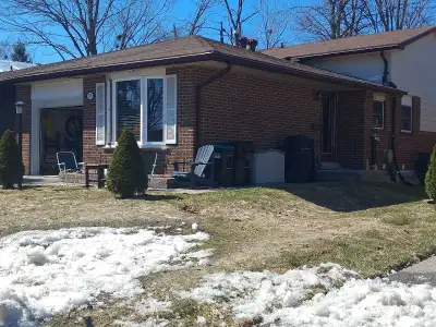 One Bedroom Apartment with Full use of Back Yard , Lanscsped Back of Home , New Double 2 Tier Deck 2...