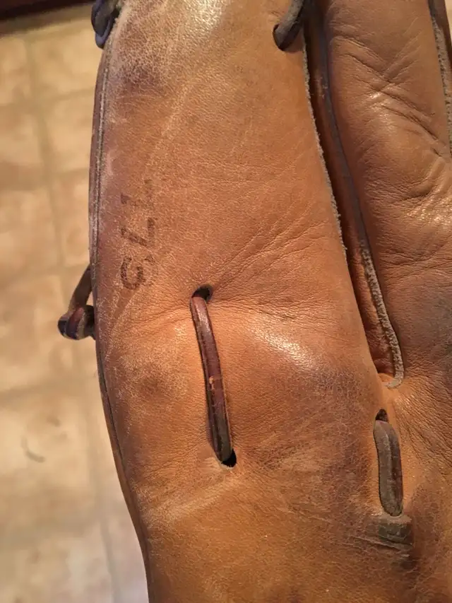 Vintage WinnWell baseball mitt glove in Arts & Collectibles in Gatineau - Image 8