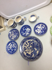 Lot de 8 morceaux de vaisselle bleue antique