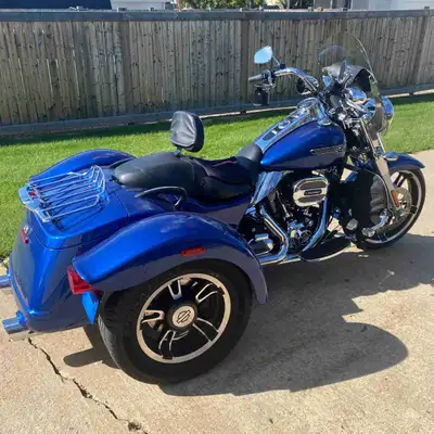 Take a ride on this stunning used 2015 Harley-Davidson Freewheeler. Bluetooth speakers, heated grips...