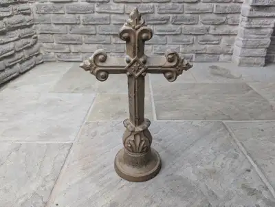 Heavy duty cast iron old world / celtic look, with faux weathered finish. Desktop, Table top, Mantle...