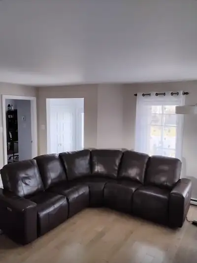 Sofa sectionnel en cuir ELRAN achat 2018, inclinable électrique chaque bout, comme neuf