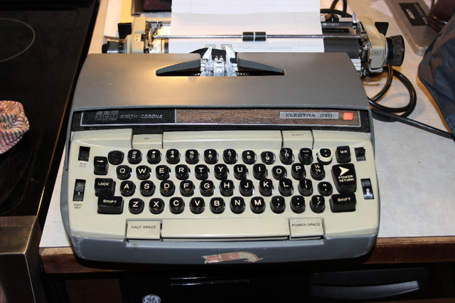 Vintage Smith Corona Electra 210 Typewriter in Arts & Collectibles in City of Toronto