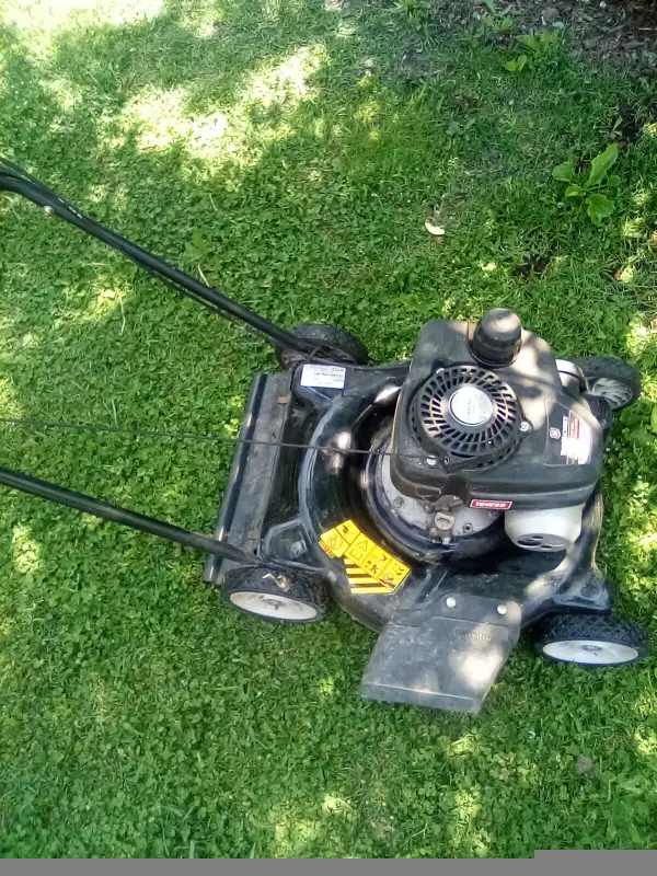 Yard Machines -tondeuse (Essence) in Lawnmowers & Leaf Blowers in City of Montréal - Image 4