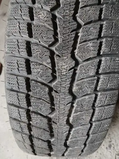 Flambant neuf 1/2 hiver de roulé (J'ai changé d'auto) TOYO OBSERVE GSI-6, sur jantes et balancés. Pr...