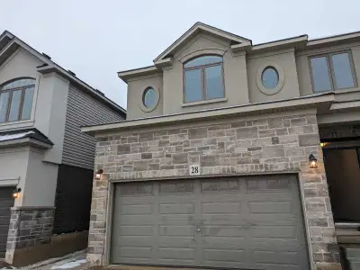 3 Bedroom, 2.5 Bath, Double Garage- Detached Gouse