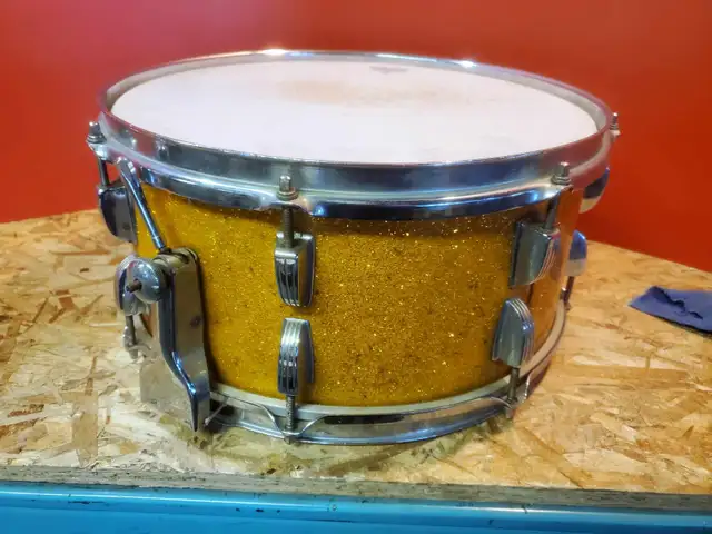50's WFL gold sparkle vintage snare drum, 14 x 6.5 in Drums & Percussion in City of Montréal - Image 2