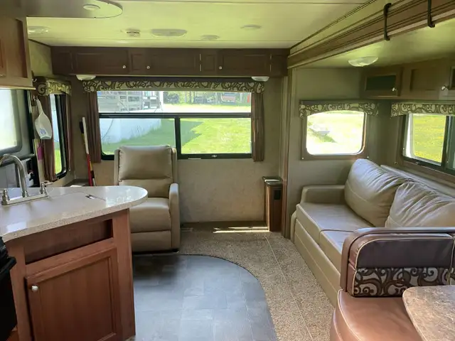 Coleman 260RL 30' Travel Trailer with pristine interior in Travel Trailers & Campers in Revelstoke - Image 5