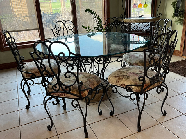 Kitchen/Sunroom Table and Chairs Set in Dining Tables & Sets in Cambridge