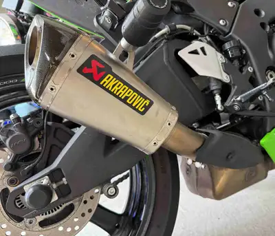 Fit 2016 to 2020 Kawasaki Ninja ZX-10R, Akrapovic Slip-on Exhaust (S-K10SO17-ASZ). Carbon fiber and...