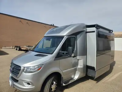 2019 Unity, like new with very low mileage. Luxurious Class B+ on a Mercedes-Benz Sprinter Frame. Ex...