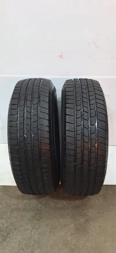 2 Pneus Hiver Michelin LT245/70/R17 119R très bonne condition, reste 9/32. Valeur neuf 300$ et plus...
