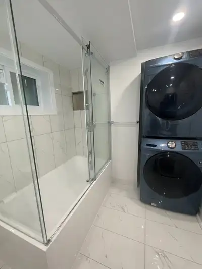 Grande chambre fermée à louer, en colocation avec 2 filles, propres et non fumeuses. Le logement est...