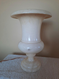 Belle lampe en albâtre-Alabaster table lamp.