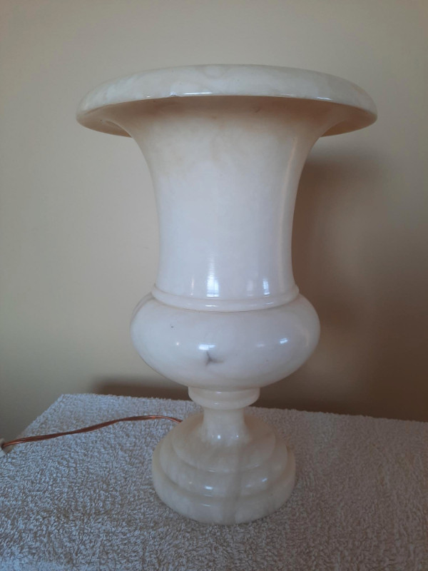Belle lampe en albâtre-Alabaster table lamp. in Arts & Collectibles in Sherbrooke