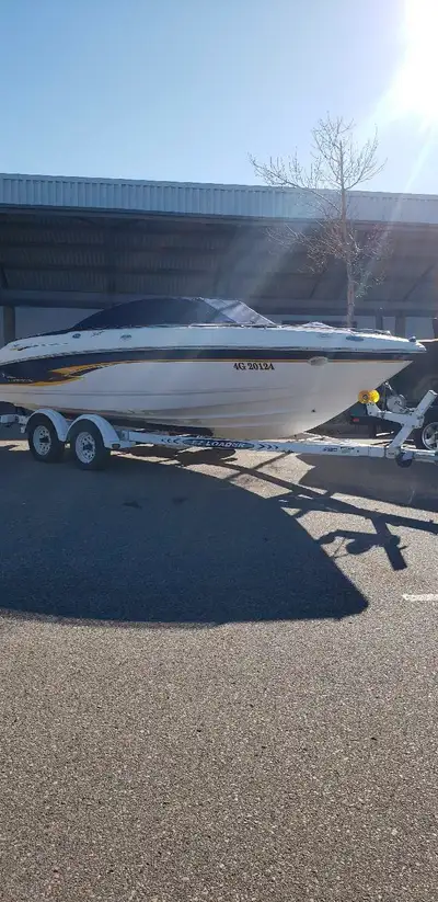 2000 chaparral sport with 350 inboard 370 total motor running hours Has 2nd battery option Factory 1...