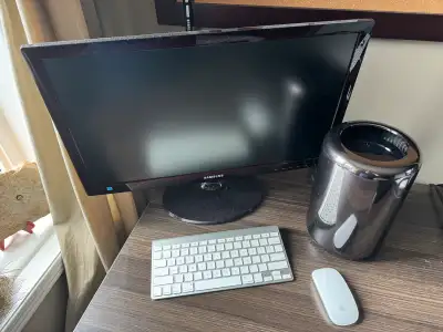 Selling my Mac Pro (Late 2013) with a 3.7 GHz Quad-Core Intel Xeon E5 processor, 16 GB of 1866 MHz D...